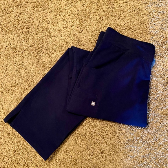 Figs Kade Cargo Scrub Pants, Navy, M Petite - Picture 4 of 4